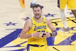 队记：湖人乐观认为东契奇的恢复时间不会超过最初预计的时间