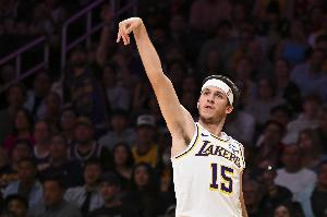 今天是大当家！里夫斯三节17中8狂轰36分7板8助2断 罚球18中17