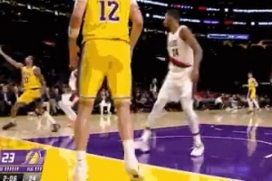 太低级！拉拉维亚发球失误 湖人白白交出球权