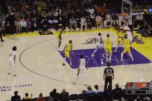 杨瀚森篮下强攻造成艾顿犯规 暂停回来要罚球！