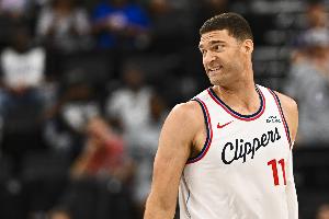 前3场场均8.7分三分42.1% 卢：训练营期间大洛是队里表现最好的