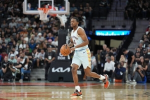 贝尔：火箭迫切需要福克斯这样的控卫 但这种交易不太可能发生