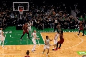 手感火热！米切尔晃飞两人命中高难度压哨三分