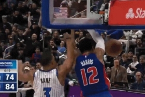 起势了！哈里斯快下上演双手暴扣&活塞一波14-1的攻势打停魔术