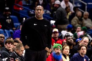 迈克-布朗：各队都处于摸索阶段 还需一个月才能全面评估球队