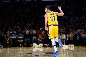 雷迪克：我们一直试图在防守端挑战东契奇 他才26岁这令人兴奋！