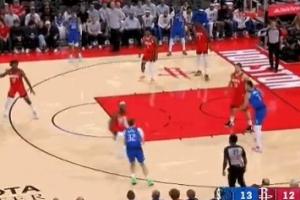 外线开炮！弗拉格借掩护侧翼三分命中 帮助球队占据主动