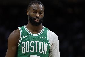 杰伦-布朗谈被滑倒的乔治铲翻裁判没吹：不可接受 那简直扯淡