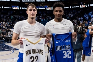 弗拉格&奎因交换球衣！鹈鹕官方晒照：从蒙特沃德队友到NBA对手