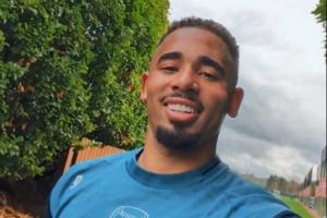 已伤缺10个月！28岁热苏斯正式回归阿森纳训练，复出在即