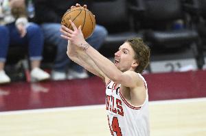 弹无虚发！布泽利斯半场6投全中 拿下13分6篮板&正负值+2