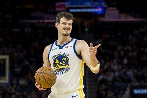 一个不丢！波斯特上半场3中3得8分2板1助攻 三分2中2