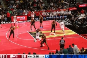 可惜了！奎克利挂着亚历山大·沃克手臂扔进三分 不算&给提前犯规