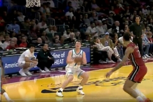 捡到宝！黄蜂34号秀卡尔克布伦纳送大帽 4号秀克尼佩尔追身三分