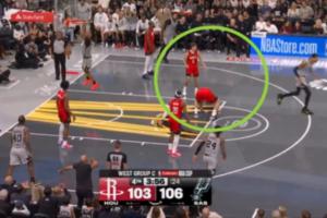 你是真离谱！谢泼德连续防守走神申京气得怒拍地板