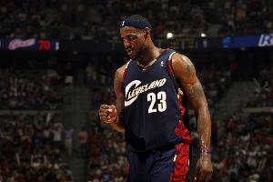 名记：我知道骑士正在打听让詹姆斯回去退役巡演 勇士也在询问