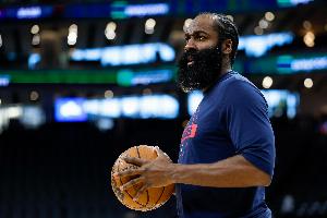 船记：哈登赛后不会接受采访 在更衣室里咳嗽不止 行动迟缓