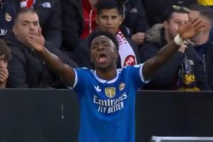 踢得不爽！维尼修斯比赛中大喊库尔图瓦：别开大脚了！你短传啊