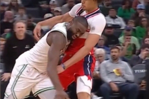 越描越黑！杰伦·布朗将“发际线粉”甩锅AI：这玩意儿正在失控！