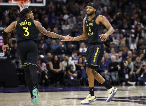 行云流水！理查德送击地妙传 穆迪接球顺势上篮收下2分