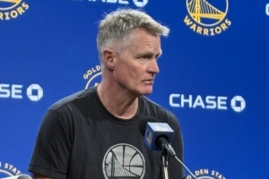 科尔：库里今晚和明天都会尝试参加训练 看看身体情况