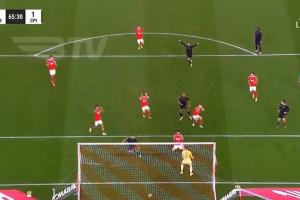 全员抱头震惊！本菲卡门将扑点后卫却“补射”送礼，后者跪地捂脸