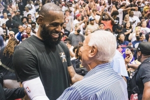 詹姆斯转发与威尔肯斯合照：沉痛悼念传奇人物！永远怀念你