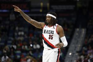 是人是鬼都在秀！罗威也命中三分 此前生涯329场比赛三分8中1