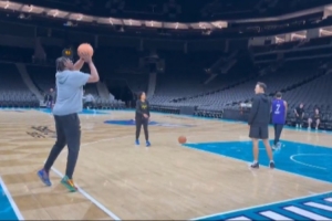 两位伤员！文森特和湖人新秀阿杜·蒂耶罗一起练三分呢