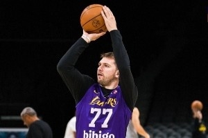 力争胜利！湖人官推晒球队赛前踩场投篮训练照：比赛日的演练