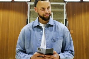 库里晒为谷歌折叠手机拍摄广告花絮 巴特勒乱入