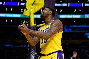 这谁能不爱？斯玛特飞身前场板&底线直接定住 助攻弧顶八村塁三分