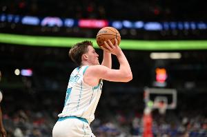 可圈可点！4号秀克尼佩尔11中6拿到19分10板9助准三双 罚球5中5