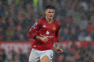 TA：曼联认为舍什科伤得不重，还留在基地接受曼联队医评估